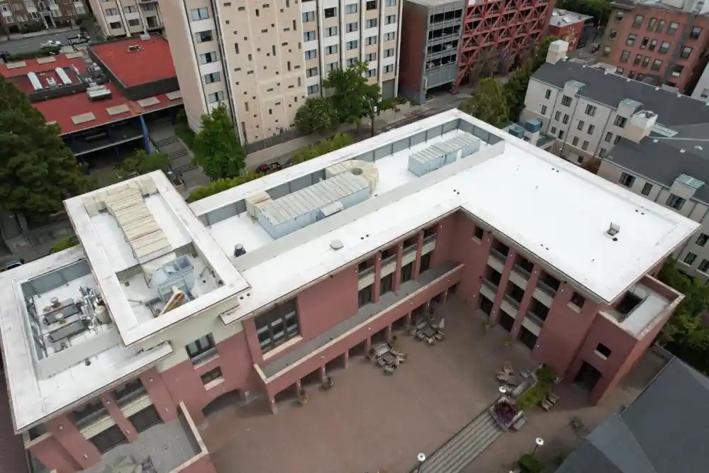 Commercial flat roof designed for extreme summer temperatures