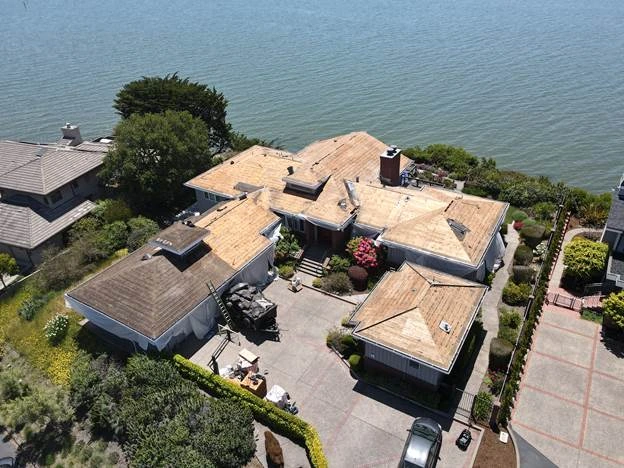 big house near ocean sea